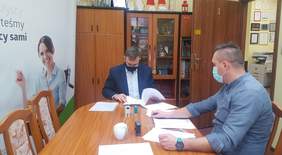 Pokaż zdjęcie: na zdjęciu:Siedziba Oddziału Łódzkiego PFRON. Mariusz Pietrzak Współwłaściciel ZPCH HEMPIS podpisuje umowę w obecności przedstawiciela PFRON Przemysława Suligorskiego - Samodzielnego Specjalisty