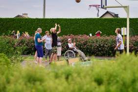 Pokaż zdjęcie: Rozgrywki sportowe - rzuty do kosza piłką do koszykówki