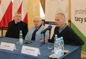 Pokaż zdjęcie: Uczestnicy panelu dyskusyjnego, od prawej: wiceprezes zarządu Fundacji Fuga Mundi Marek Stępniak, prezes Stowarzyszenia Krok za Krokiem Maria Król, prezes Stowarzyszenia Misericordia ks. Tadeusz Pajurek