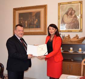 Pokaż zdjęcie: Wręczenie certyfikatu