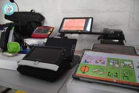 Pokaż zdjęcie: Widoczny sprzęt elektroniczny, technologie wspomagające, lupy elektroniczne 