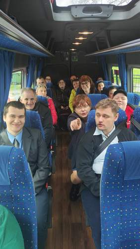W autobusie siedzą uczestnicy warsztatu