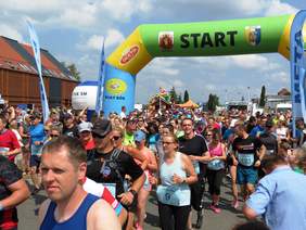 Biegacze podczas przekraczania linii START-u