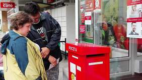 Podopieczni Stowarzyszenia Jestem podczas wysyłania listu