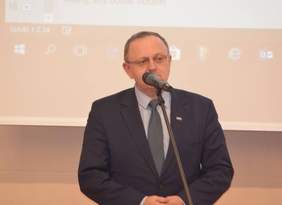 Pokaż zdjęcie: Dyrektor Oddziału Świętokrzyskiego PFRON zabrał głos podczas gali, FOT. T. Przybysławski i P. Walczyk 