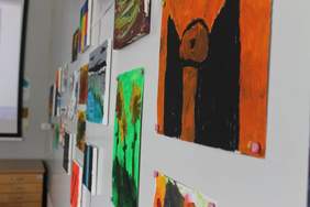 Wystawa prac uczestników bioracych udział w warsztatach plastycznych. Zdjęcie pochodzi ze zbiorów własnych Toruńskiego Towarzystwa Autyzmu.