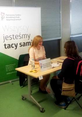 Pokaż zdjęcie: Stoisko informacyjno - konsultacyjne PFRON