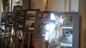 Pokaż zdjęcie: Prace konkursowe w kategorii fotografia stojące na sztalugach