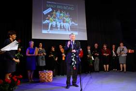 Pokaż zdjęcie: Gratulacje i wyrazy szacunku i uznania przedstawiciela Funduszu Dyrektora Oddziału Władysława Skwarki