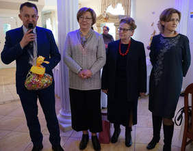 Pokaż zdjęcie: Od lewej: Przewodniczący Rady Powiatu Nowosądeckiego Roman Potoniec, Marta Mordarska-Dyrektor Małopolskiego Oddziału PFRON, Zofia Wcisło-Prezes Stowarzyszenia Gniazdo, Wiceprezydent Nowego Sącza Magdalena Majka