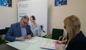 Pokaż zdjęcie: Tomasz Żak, Burmistrz Andrychowa podpisuje umowę na dofinansowanie kosztów szkolenia z języka migowego