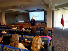 Pokaż zdjęcie: Dyrektor Andrzej Michalski prowadzi spotkanie