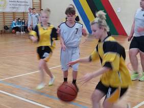 Pokaż zdjęcie: Dziewczyny z Giżycka przechwytują piłkę