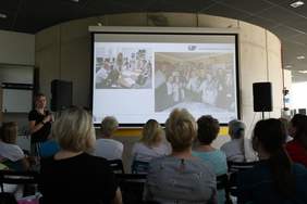 Pokaż zdjęcie: Targi Innowacji Społecznych – Klaudia Wos (z lewej)