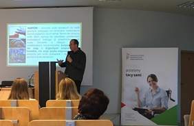 Pokaż zdjęcie: Wystąpienie Olgierda Kosiby, prezesa Towarzystwa Tłumaczy i Wykładowców Języka Migowego „GEST"