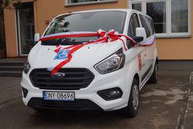 Pokaż zdjęcie: Nowy pojazd dostosowany do przewozu osób z niepełnosprawnościami zakupiony dla podopiecznych Środowiskowego Domu Samopomocy Caritas Diecezji Opolskiej w Nysie