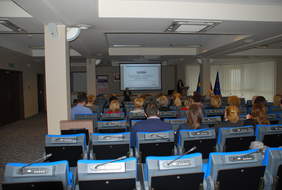 Pokaż zdjęcie: Pani__Katarzyna_Siek_przedstawia_zmiany_w_programie_Aktywny_Samorzad.JPG