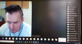 Pokaż zdjęcie: na zdjęciu: Przemysław Suligorski pracownik Oddziału ds. współpracy z administracją publiczną prowadzi spotkanie szkoleniowo-informacyjne w ramach Programu wyrównywania różnic między regionami III z realizatorami programu