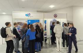 Pokaż zdjęcie: Osoby odwiedzające stoiska wystawców targowych