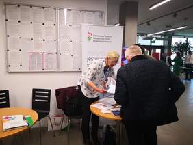 Pokaż zdjęcie: Udzielanie informacji