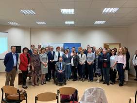 Pokaż zdjęcie: zakończenie konferencji w Zielonej Górze. Zdjęcie grupowe wszystkich uczestników konferencji 