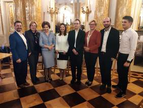 Pokaż zdjęcie: Minister Józefa Szczurek - Żelazko, Prezes Marlena Maląg oraz Dyrektor Marta Mordarska wraz z Laureatami WTZ MADA z Nowego Sącza