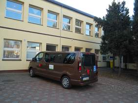 Pokaż zdjęcie: Nowy 9 osobowy samochód DPS dla Dzieci i Młodzieży przy ul. Sierakowskiego 65