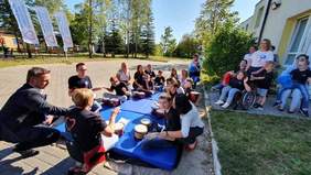 Pokaż zdjęcie: Uczestnicy uroczystości jubileuszowych grają na będnach