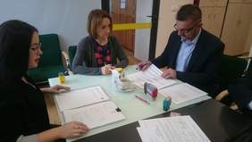 Pokaż zdjęcie: Podpisywanie Umowy Rehabilitacja 25+ ze Stowarzyszeniem Pomocy Dziecku i Rodzinie"Przyjazny Świat" z Mędrzechowa