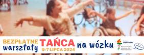 Pokaż zdjęcie: Na grafice znajdują sie informacje dotyczące warsztatów tańca na wózkach. W tle widać zdjęcie tancerzy na parkiecie. 