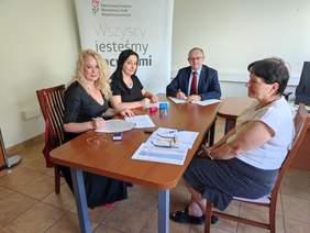 Pokaż zdjęcie: podpisanie umowy z Fundacją DOGadanka