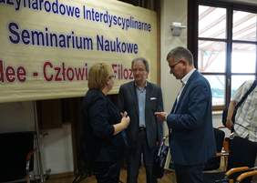 Pokaż zdjęcie: Od lewej: dyrektor Marta Mordarska, Prof. Włodzimierz Dłubacz oraz burmistrz Starego Sącza Jacek Lelek