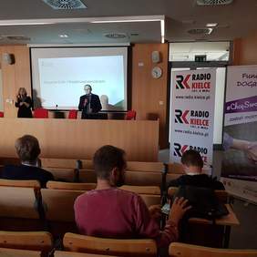 Pokaż zdjęcie: Andrzej Michalski prowadzi prezentację