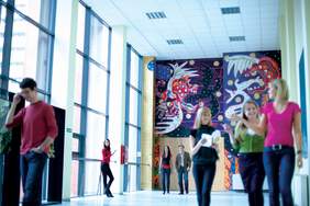 Pokaż zdjęcie: Przestrzenne korytarze w Collegium Da Vinci z myślą o osobach niepełnosprawnych