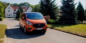 Pokaż zdjęcie: Przekazanie busa z dofinansowaniem PFRON dla podopiecznych Domu Pomocy Społecznej w Mościszkach