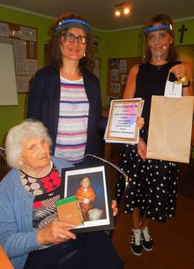 Pokaż zdjęcie: Wręczenie nagród laureatom konkursu pn. „Słynne obrazy w interpretacji seniorów”