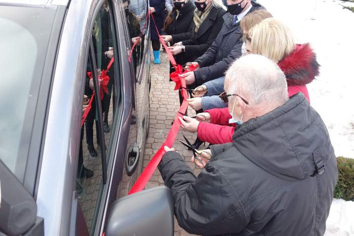 Pokaż zdjęcie: Uroczyste przekazanie busa,fot.ŚDS Hrubieszów