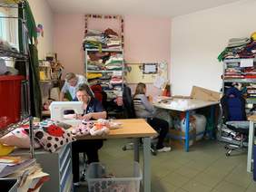 Pracownicy przy pracy w szwalni. 