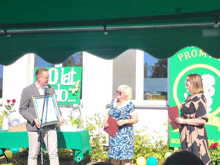 Pokaż zdjęcie: Wręczanie upominków przez zaproszonych gości