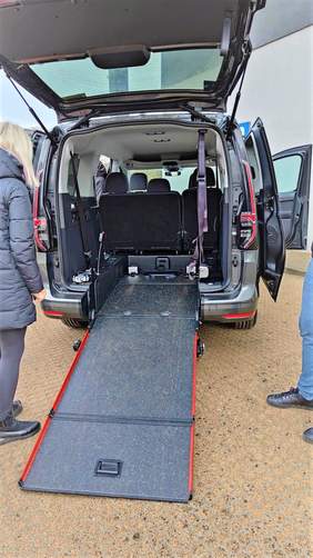 Pokaż zdjęcie: Dostosowany samochód.