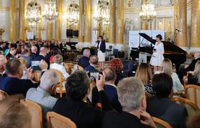 Pokaż zdjęcie: Minister Marlena Maląg gratuluje laureatom konkursu 