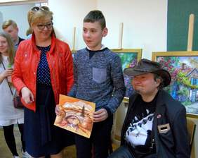 Pokaż zdjęcie: Dyrektor Marta Mordarska oraz Stanisław Kmiecik przekazali pracę uczestnikowi spotkania