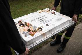 Pokaż zdjęcie: Biały prostokątny tort z napisem 65-lecie Domu Pomocy Społecznej w Krzesimowie.