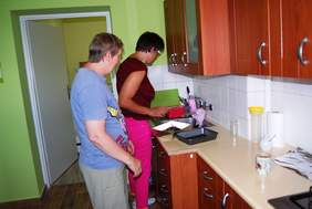 Pokaż zdjęcie: Codzienne zajęcia podopiecznych w Mieszkaniu Treningowym w Ropczycach