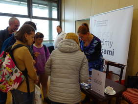 Pracownik Oddziału Podlaskiego PFRON Malgorzata Szczesiul udziela informacji osobom niepełnosprawnym.