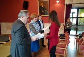 Pokaż zdjęcie: Przekazanie umów dotyczących dofinasowania kursów języka migowego Pracownikom MCK Sokół