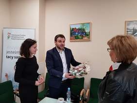 Pokaż zdjęcie: Dyrektor Marta Mordarska podczas spotkania  z przedstawicielami  Stowarzyszenia na Rzecz Zrównoważonego Rozwoju Społeczno-Gospodarczego „KLUCZ” Adamem Kamionką, Prezesem Zarządu oraz Ewą Kanią, Wiceprezes.