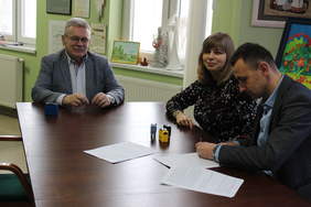 Pokaż zdjęcie: Jerzy Dębski Dyrektor Oddziału Lubelskiego PFRON, Ewelina i Kamil Skowron przedstawiciele Fundacji Heros