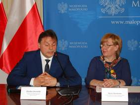 Pokaż zdjęcie: Zbysław Owczarski (PSONI Koło w Wolbromiu) oraz dyrektor Marta Mordarska