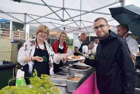 Pokaż zdjęcie: Dyrektor Marta Mordarska odwiedziła festiwalowe stoiska